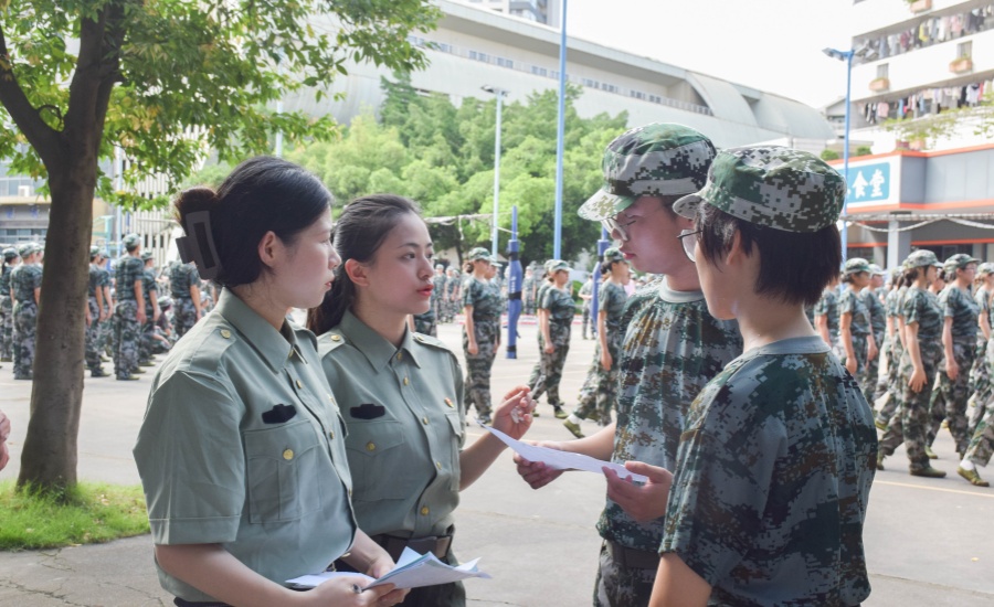 辅导员与学生.jpg