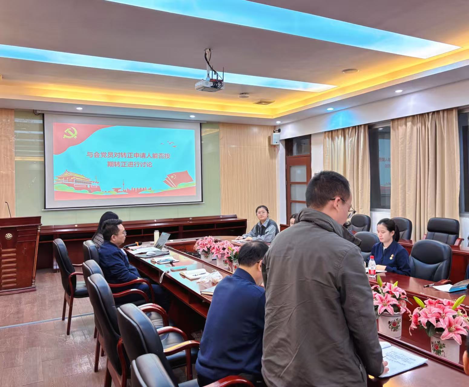 与会党员讨论.jpg