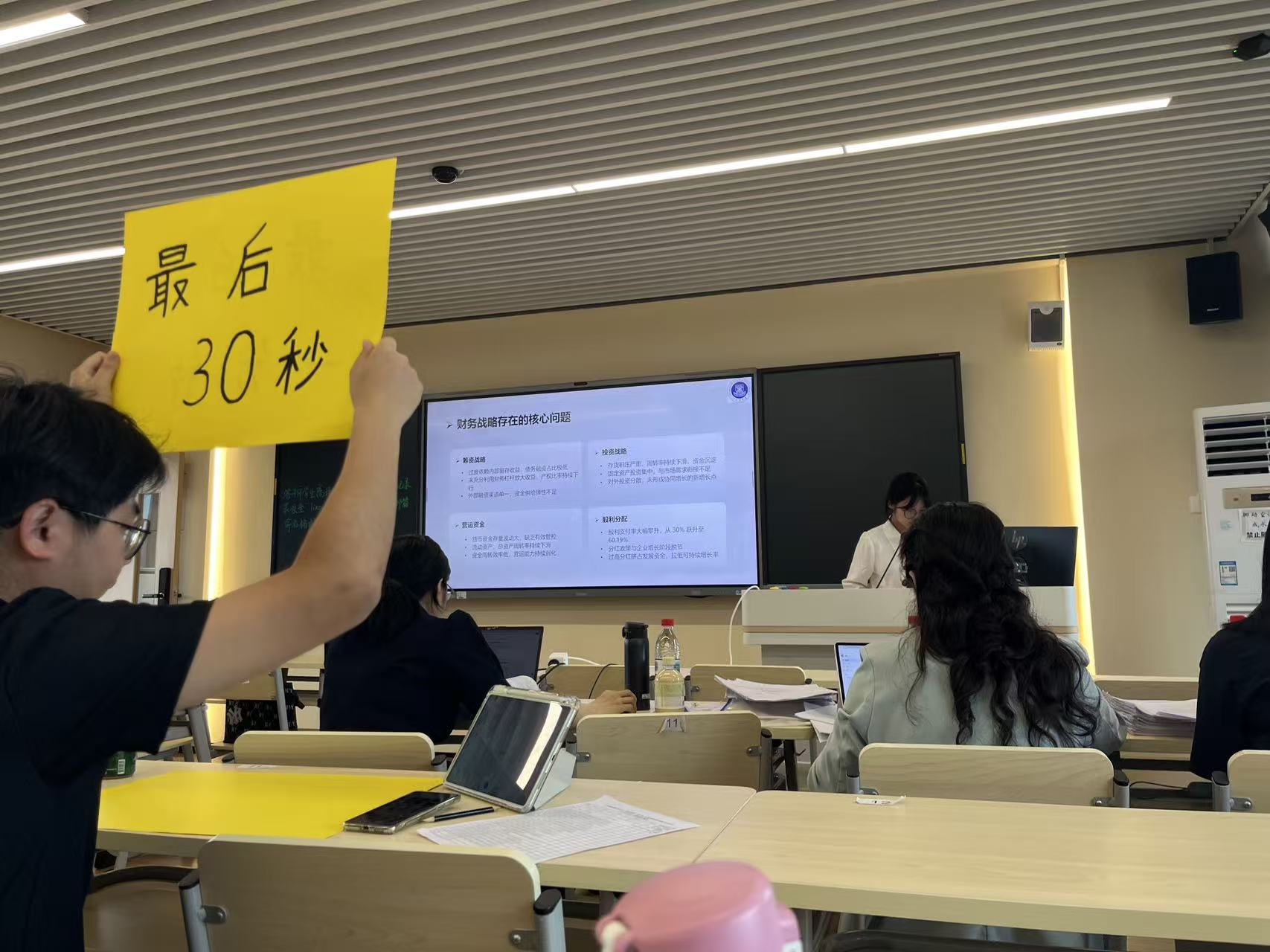 党员协助答辩现场照片1.jpg