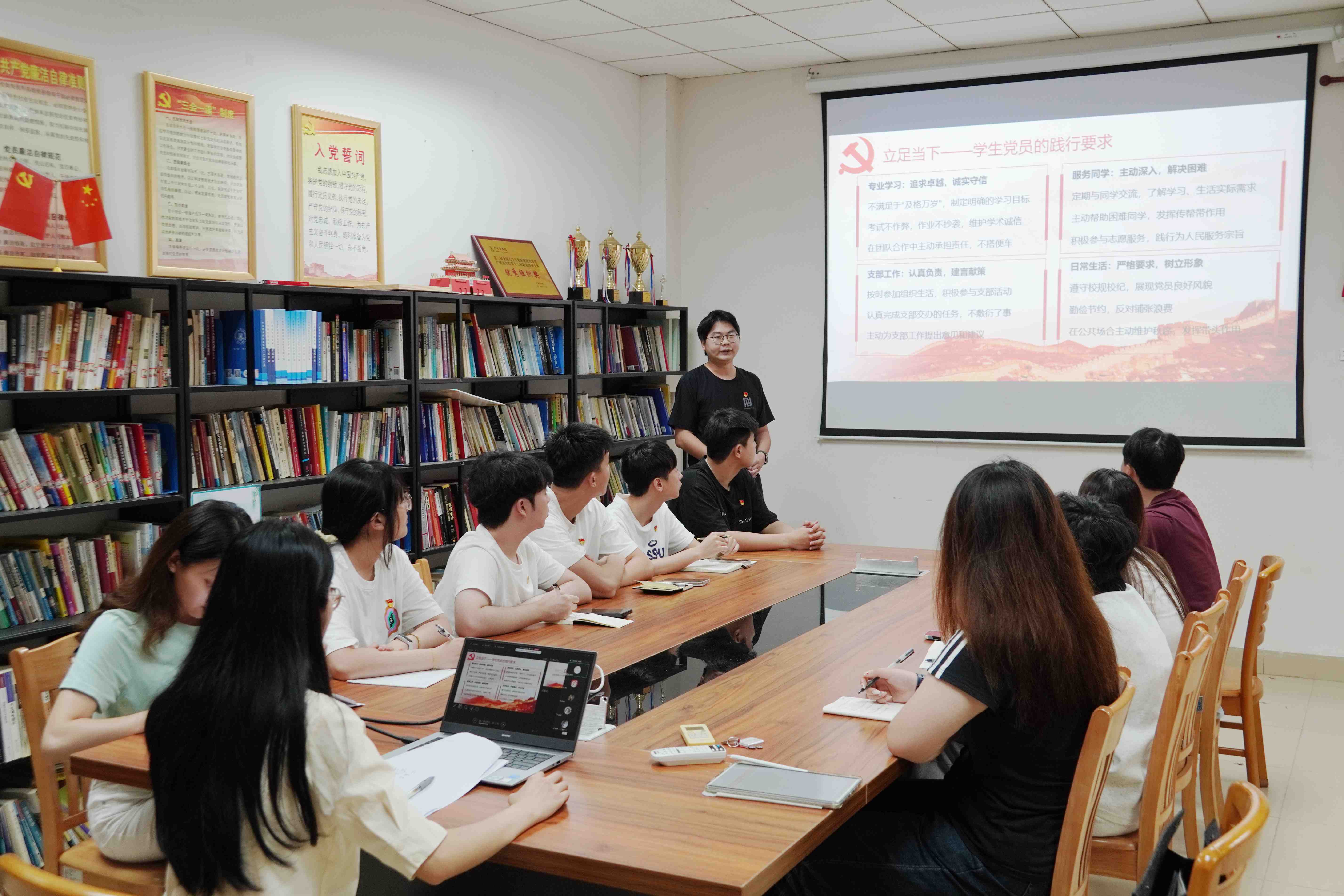 会议照片2 党员分享学习心得.jpg