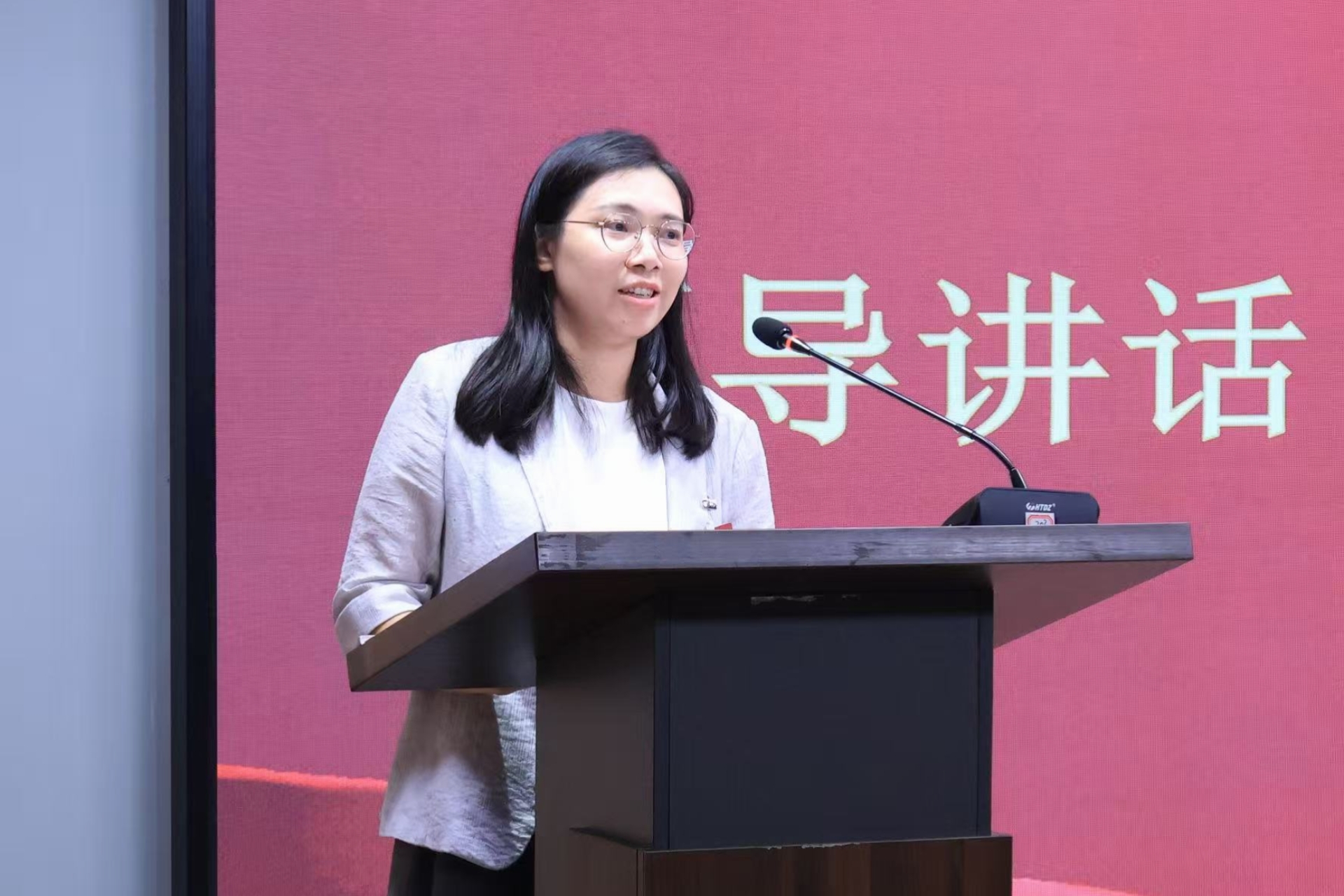 蓝乐钿书记上台发言.jpg