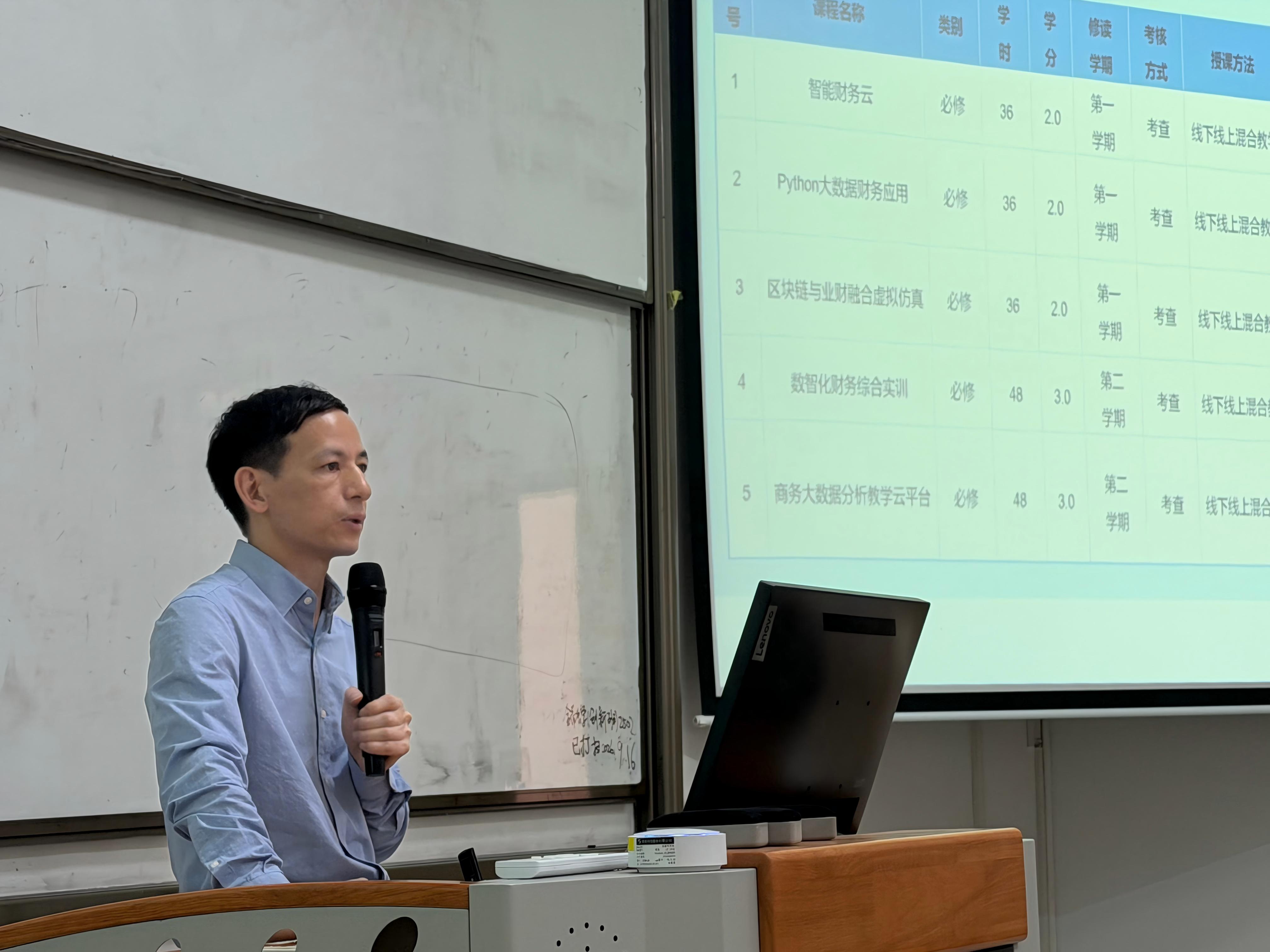 图2赖金明宣讲现场(1).jpg