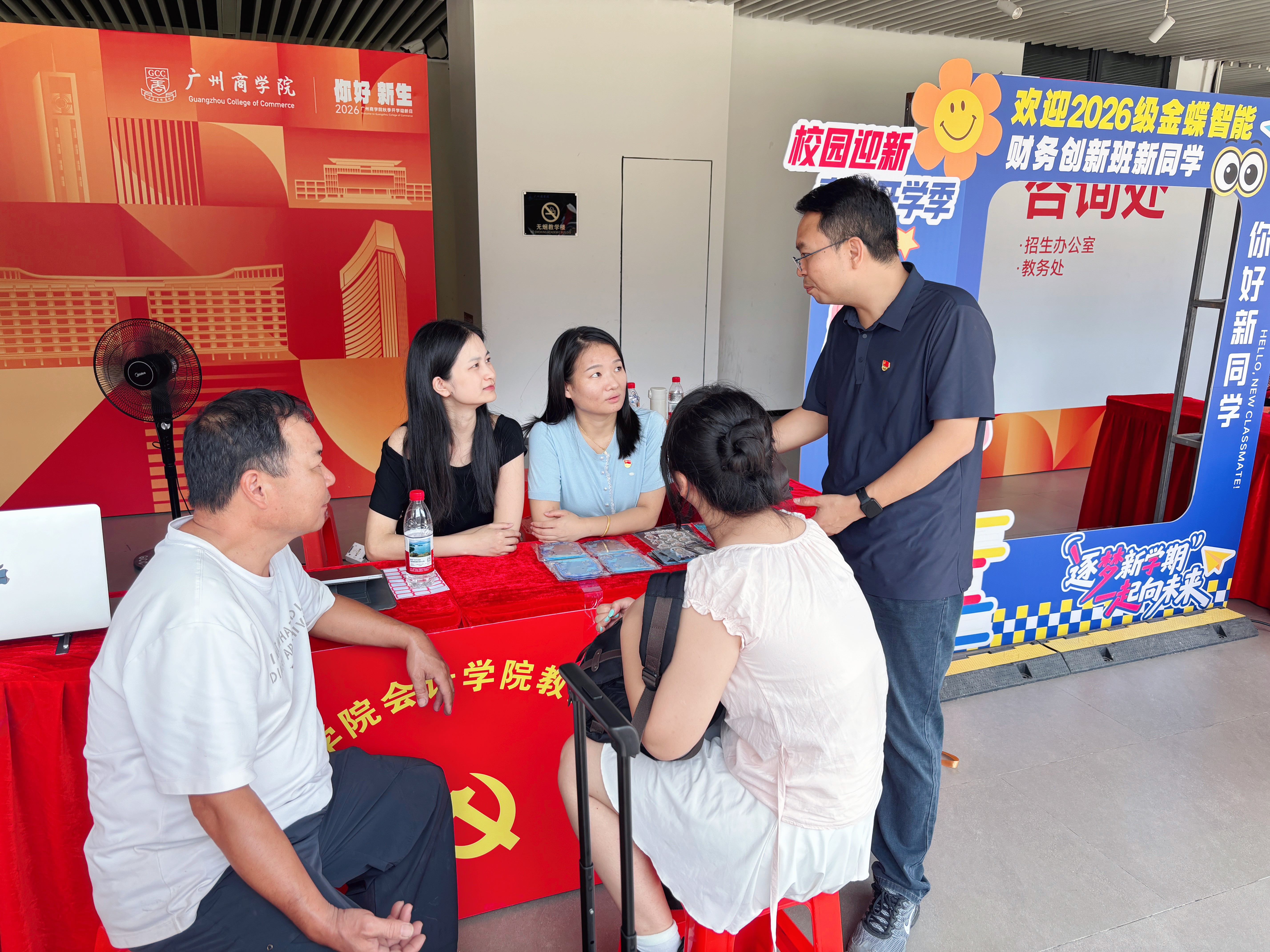 图二 党员教师与新生家长进行交流.jpg