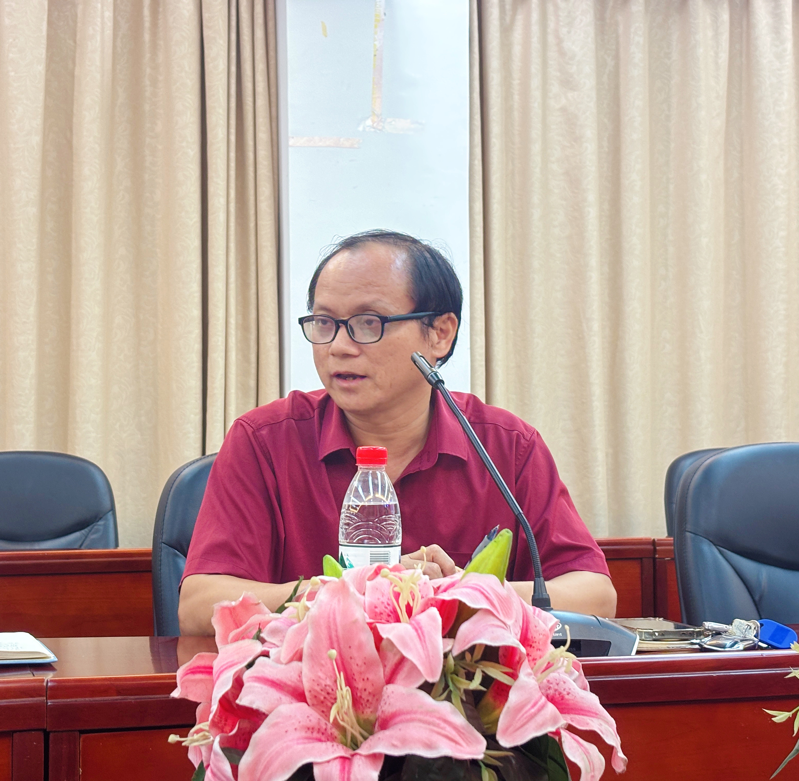 图三 副院长陈德余部署科研与社会服务工作(1).jpg