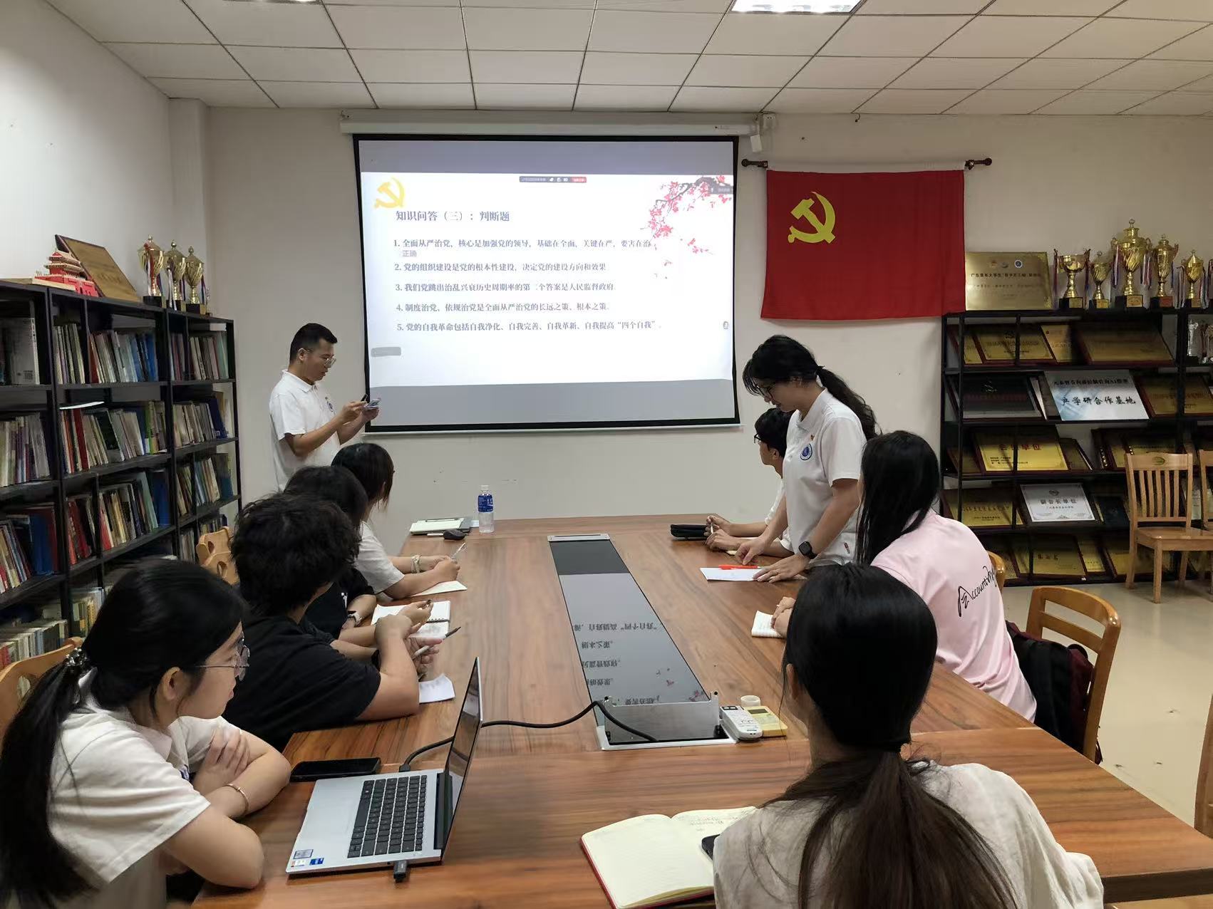 图2.与会成员积极参与知识竞答环节.jpg