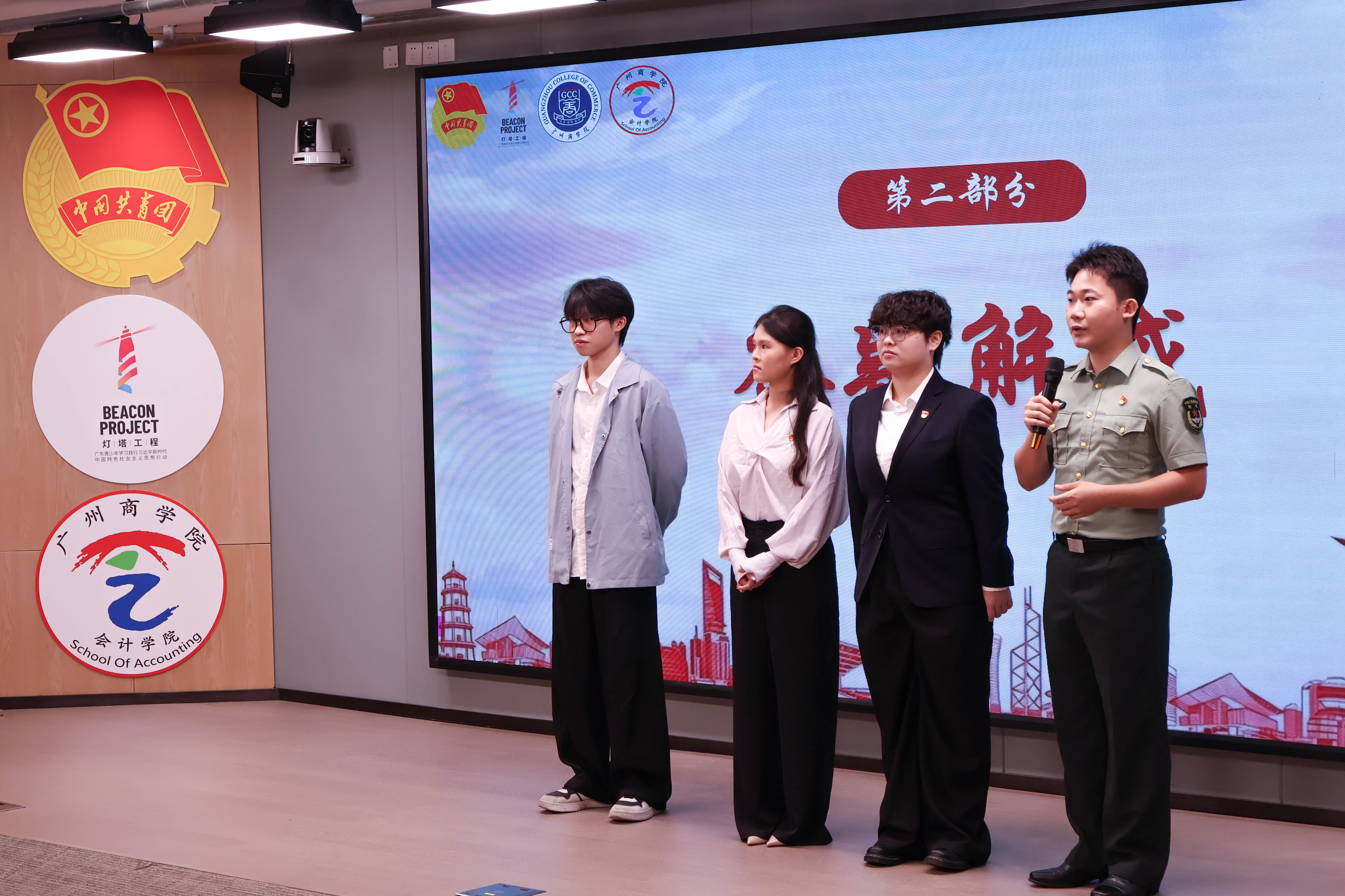 3.陆文浩同志为同学答疑解惑.jpg